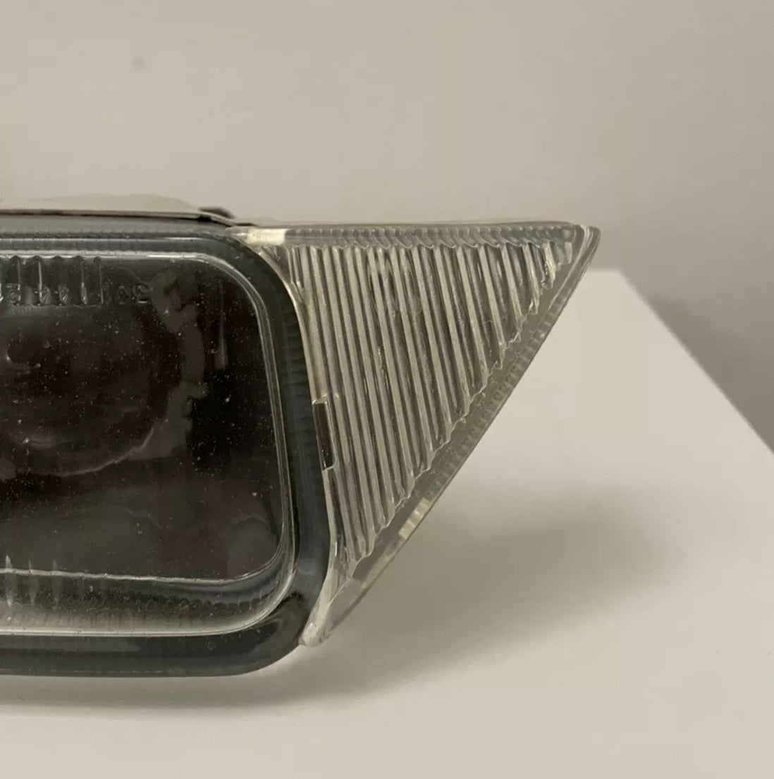 Alfa Romeo GTV/Spider 916 - Left fog light triangular trim - P/N 60600317
